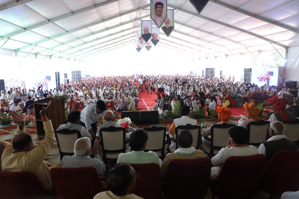 IFFCO_MP's tweet photo. इफको द्वारा मुरैना में आयोजित विशाल किसान सम्मेलन को संबोधित करते हुए कार्यक्रम के मुख्य अतिथि इफको के माननीय अध्यक्ष श्री
@Dileep_Sanghani
ने "सहकार से समृद्धि" का मंत्र दिया।
@IFFCO_PR
@KiritkrJPatel
@nstomar
@iffcoyogendra
@MinOfCooperatn
@AgriGoI
@fertmin_india https://t.co/8dQoAfSD4v