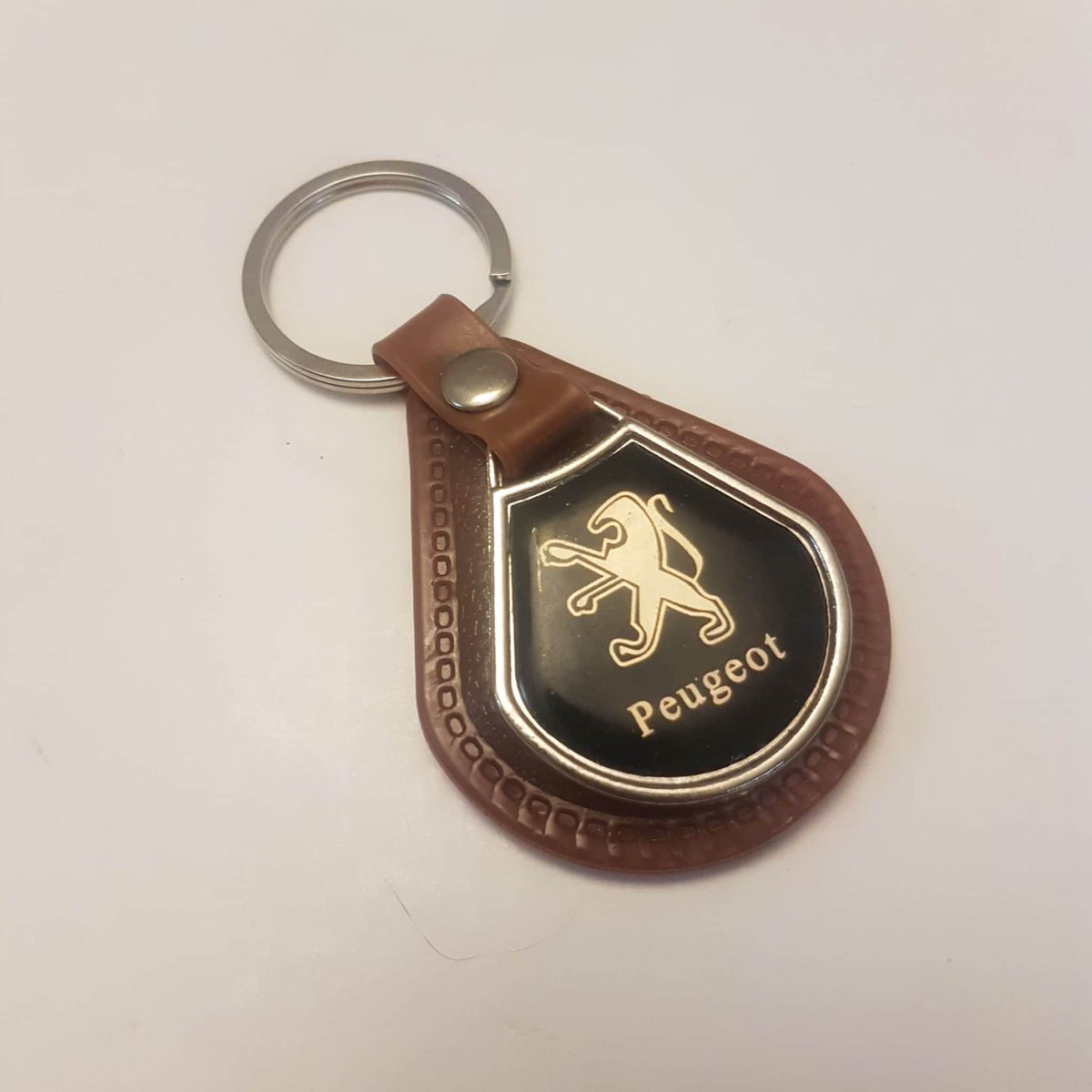 arlissbryant's tweet image. Peugeot Car keychain automobile collectible tuppu.net/32efd72 #sagefromage #Etsy #DadGift