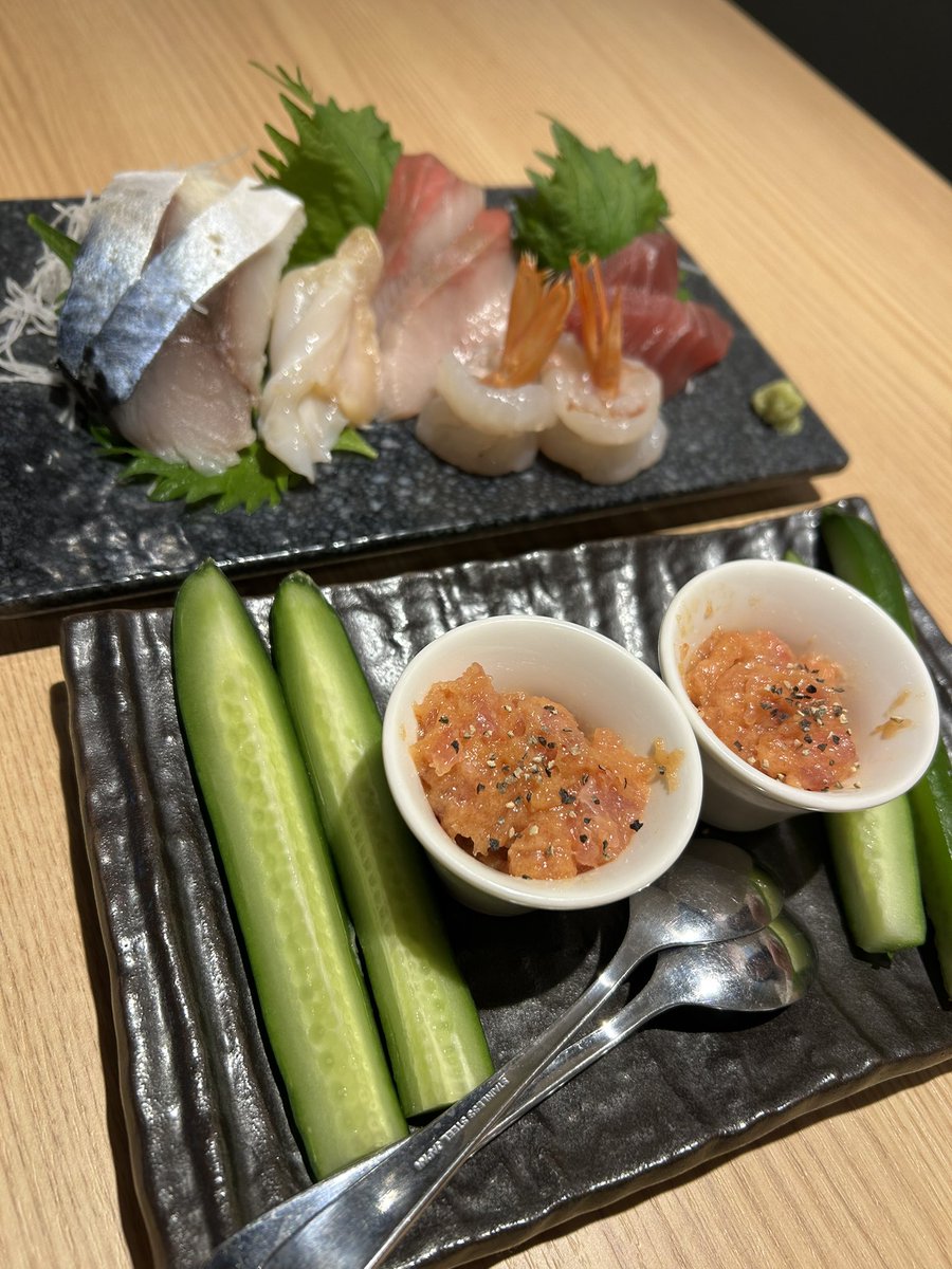 mudar_osaka's tweet photo. 何の日か知らないけど、お寿司🍣食べた。
前菜のサーモンとしめさばも美味かった。
日本酒🍶も呑んでいい感じ。
明日も休みやし早よ寝よ。 https://t.co/JzPy3Sa1QH