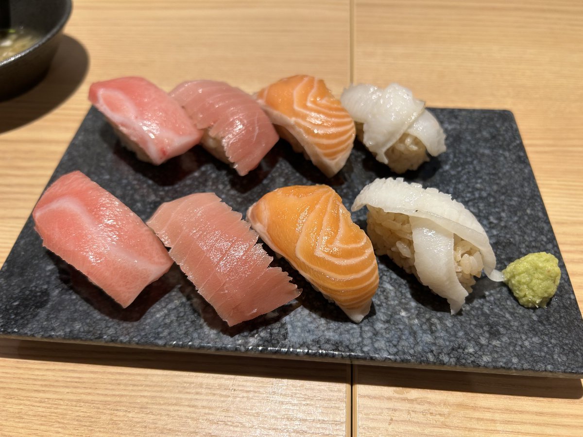 mudar_osaka's tweet photo. 何の日か知らないけど、お寿司🍣食べた。
前菜のサーモンとしめさばも美味かった。
日本酒🍶も呑んでいい感じ。
明日も休みやし早よ寝よ。 https://t.co/JzPy3Sa1QH