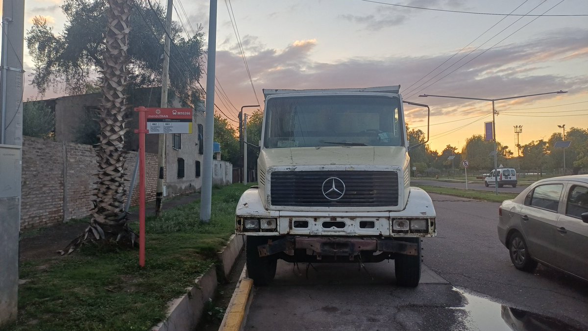 FranStefany28's tweet photo. @MuniGodoyCruz @diegocostarelli   @alfredocornejo  Línea amarilla, parada de colectivo, vehículo sin patente. Alguna otra falta??? Hacen lo que quieren por tener amigos  parientes en el Municipio? Igualdad para todos por favor! https://t.co/JqNBfKhOVX