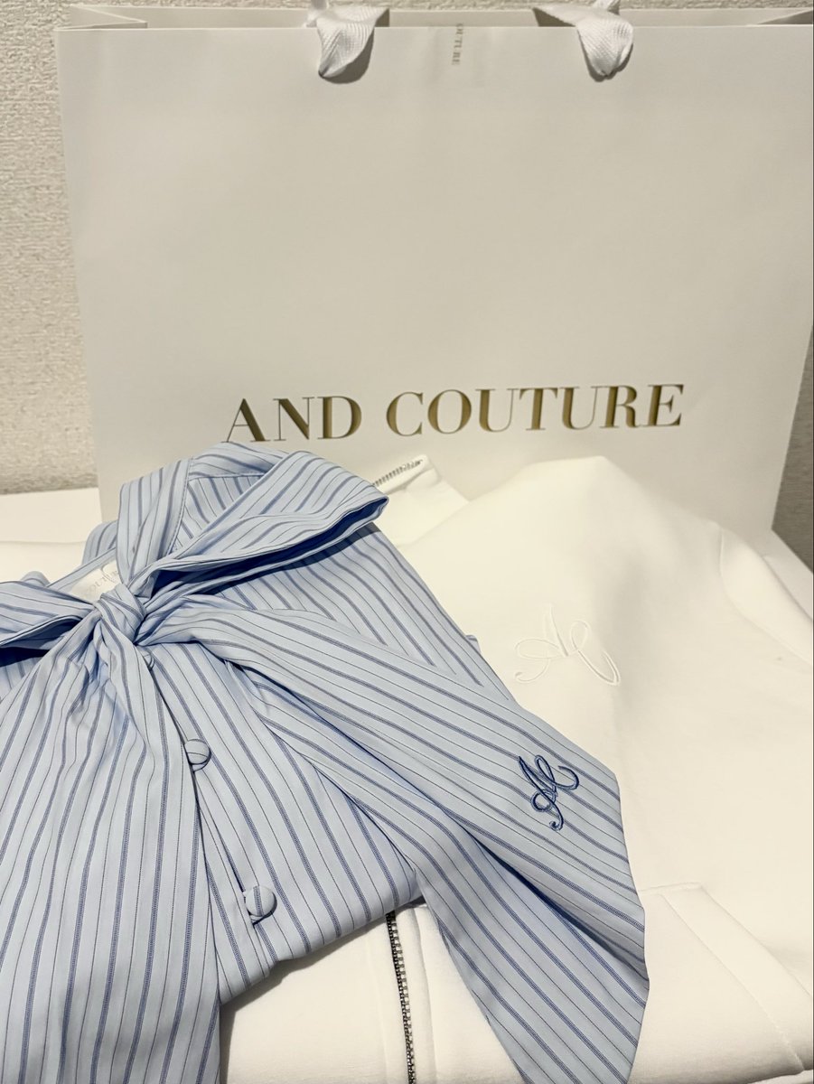 __den46's tweet photo. ワンピースとパーカー買ってきたよ〜💞
店員さんにモデル起用に対して感謝の気持ちと嬉しい気持ち沢山伝えてきた‼️
パーカーラス1だった😣もちもちしてて気持ちいい💞ワンピースも下にジーンズ履いてもかわいくて色んな着方で沢山着る‼️
#でんちゃんといっしょ
@And_Couture https://t.co/gqmjpaEb57