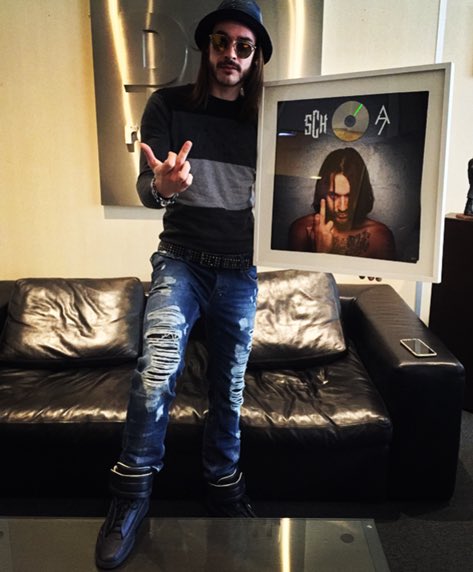 RapFrActus's tweet photo. Le premier, tu le savoures 🥳

C’était tous leurs premiers disques d’or sur ces photos 💽 https://t.co/uZYR5C3jdg