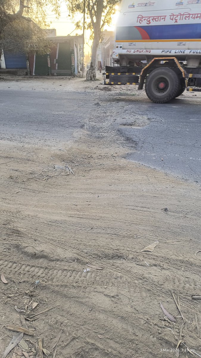 sunildhulljind's tweet photo. महोदय jind के Hansi road पर इंडस्ट्रियल एरिया के नजदीक  पेट्रोल पंप के पास रोड को बीचों बीच खोदा गया था ।अब वहां एक खाई सी बन गई है हज़ारों वाहन वहां से गुजरते हैं । बड़ा हादसा होते होते हर रोज बचता है। बहुत परेशानी हो रही है कृपया अतिशीघ्र ठीक करवाया जाए https://t.co/3hc2XZM5FC