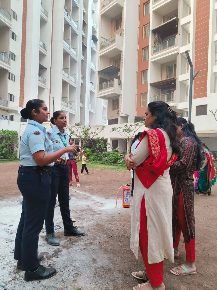 pcmcindiagovin's tweet photo. स्त्री सक्षम तर समाज सक्षम!!
पिंपरी चिंचवड महानगरपालिका अग्निशमन विभागाच्यावतीने महिला आयोजित करण्यात आले महिला दिन विशेष "अग्निसुरक्षा प्रात्यक्षिक व प्रशिक्षण"! @pcmcfire
#StaySafe #अग्निसुरक्षा #firesafetytips2026 #pcmcfire #womensdayspecial #FireSafetyTraining https://t.co/k81WyWq0Ch