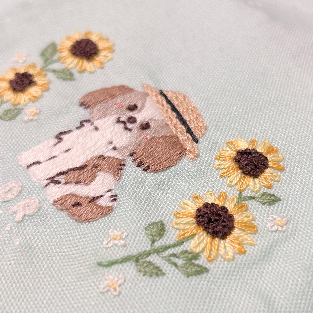 可愛いシーズーさんの刺繍が完成しました🐶🌼

麦わら帽子をかぶって、ひまわりに囲まれて夏のお散歩をしているみたいな子です🌻

今回はいくつかのステッチを使って、
ふんわり立体感が出るように刺繍しました🪡✨