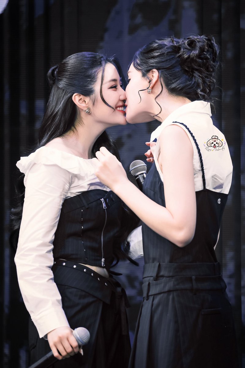 oaesisa2's tweet photo. เมื่อเรา���กล้จนอยากจะหยุดหายใจ ใกล้จนมีแค่เธอกับฉัน 

GINJAY FIRST DATE IN CHONGQING
#GinJayFirstFansignInCQ https://t.co/GHGtmYL42w