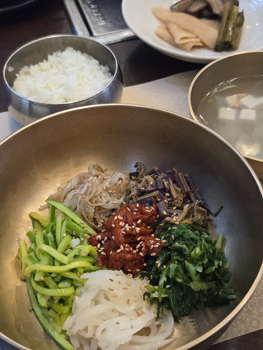 sy_cooking's tweet photo. 나의 사랑 진주비빔밥 저는 평생을 전주비빔밥이 아닌 진주비빔밥을 외치며 살아왔는데요 진짜 맛있거든요... 육회랑 숙주가 들어가고요 무엇보다 숫가락 한가득 담기면서도 넘치기 않게 다 잘게 잘라놓은게 특징이랍니다 짱이야 사랑해 https://t.co/Cf5eVLJ4Kp