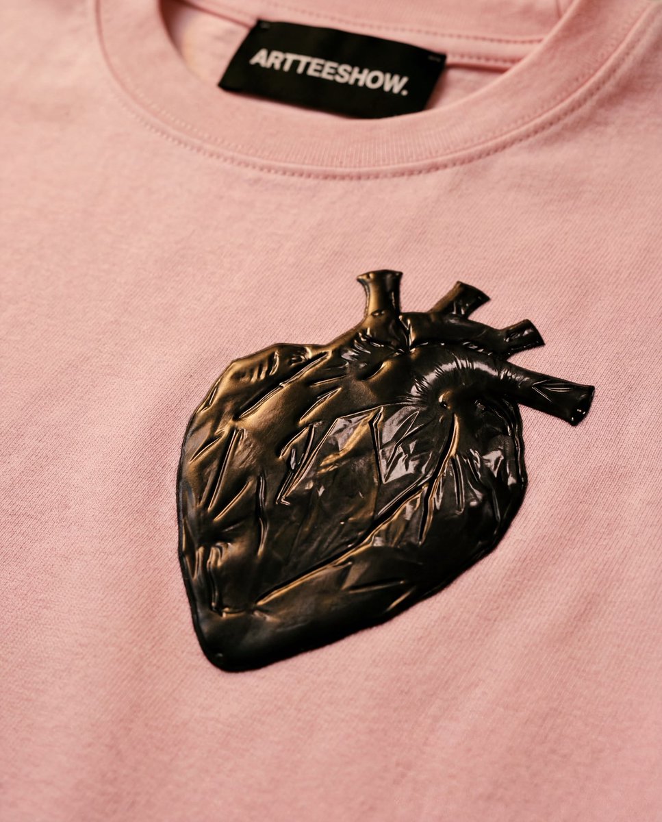 ArtTeeShow's tweet photo. Plastic hearts break too. They just don't bleed. Being looked at and being
seen are two completely different things.
She spent her whole life being looked at.
THE IDOL. 260GSM. Pink.
100 pieces.
Link in bio.
#HeavyDuty #ARTTEESHOW #WearableArt https://t.co/FxWwXnKPWx