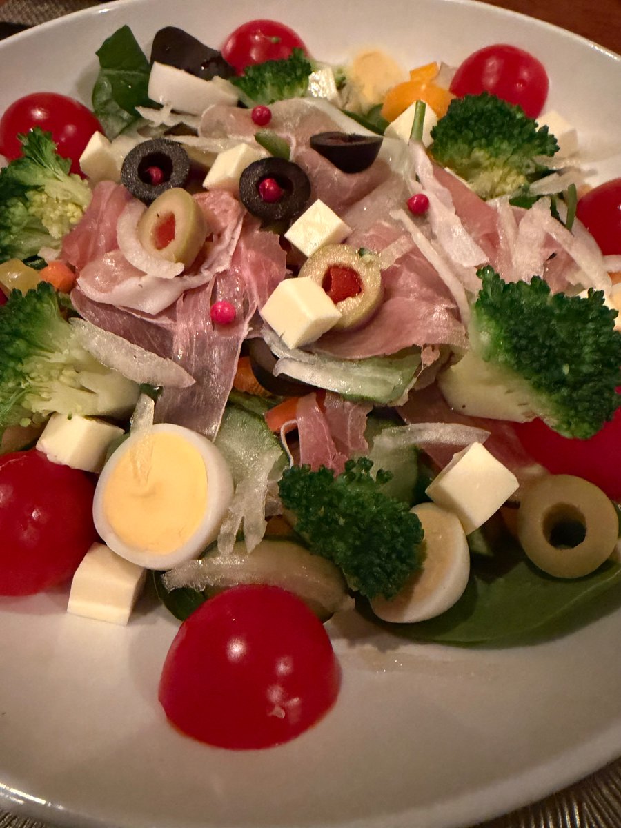 x4vPdliWRbXEhJL's tweet photo. 「お疲れ様です」

オランディア開けて

生ハムうずらモッツァレラの入ったサラダ
魚介トマトのスパゲティを

魚介はイカ、あさり、帆立、ムール貝を使用

マイ・ブラッデ���・ホワイトデーといったおもむき

#おうちごはん
#料理好き
#自炊
#パスタ https://t.co/G2wSuO513J