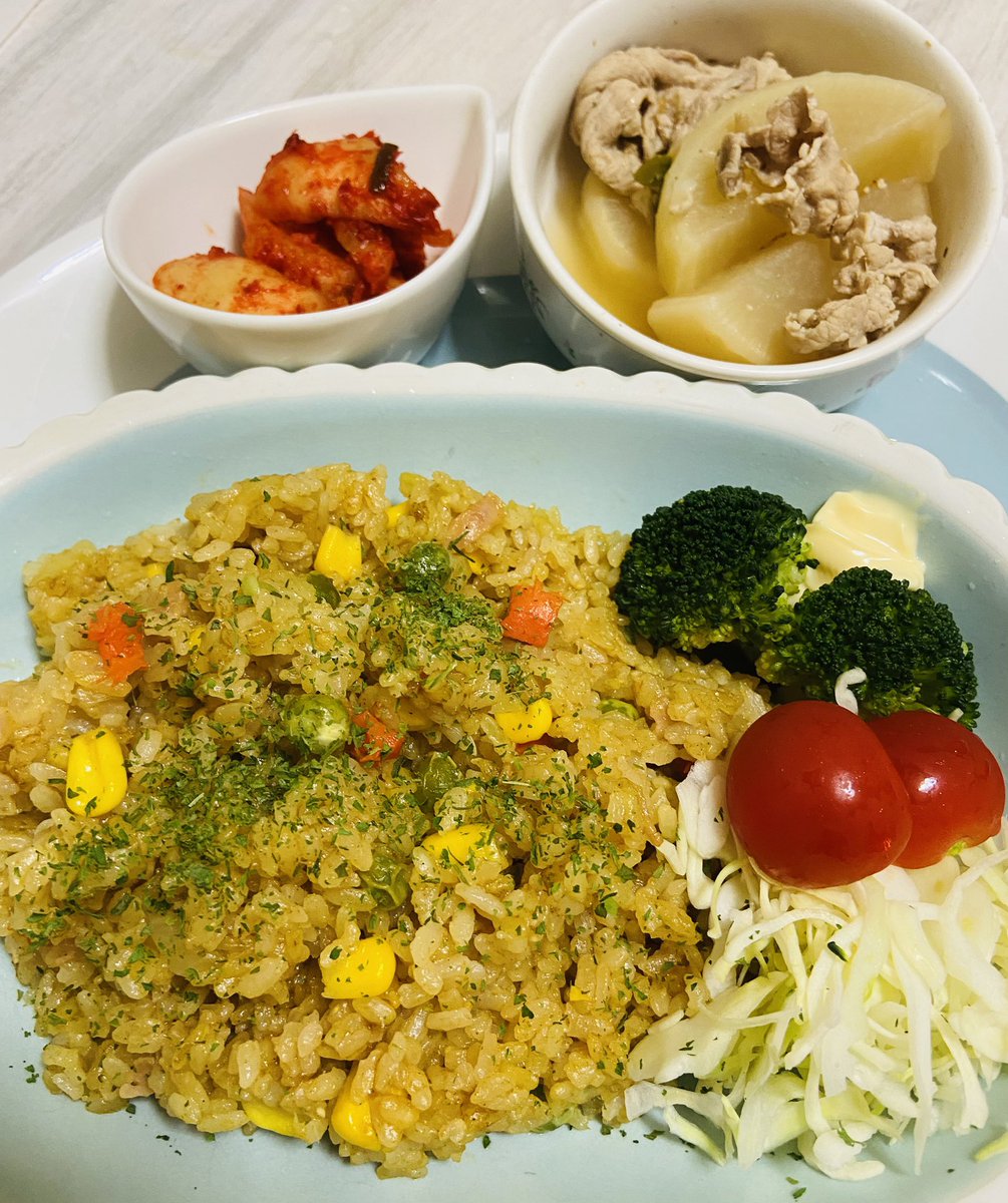 YJonlyyoojun's tweet photo. Now〜♪
おうちごはん
昨夜から薄味に炊いて味しみてる👍🏻
豚肉大根or 簡単にカレーピラフ🍛
を作りました^ ^
ご馳走様でした🙏🏻 https://t.co/cdwKDgNTq5