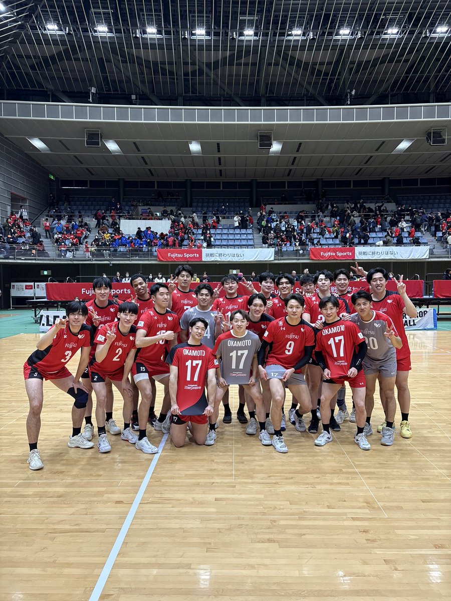 Fujitsu_volley's tweet photo. ＜本日（3/14)の試合結果＞
#富士通カワサキレッドスピリッツ
とどろき大会
VS 東京V
セットカウント 3-2
WIN!!

本日もたくさんの応援ありがとうございました！
明日もよろしくお願いします！！

#Vリーグ
#とどろきアリーナ1500人プロジェクト https://t.co/CptMmXY5xV