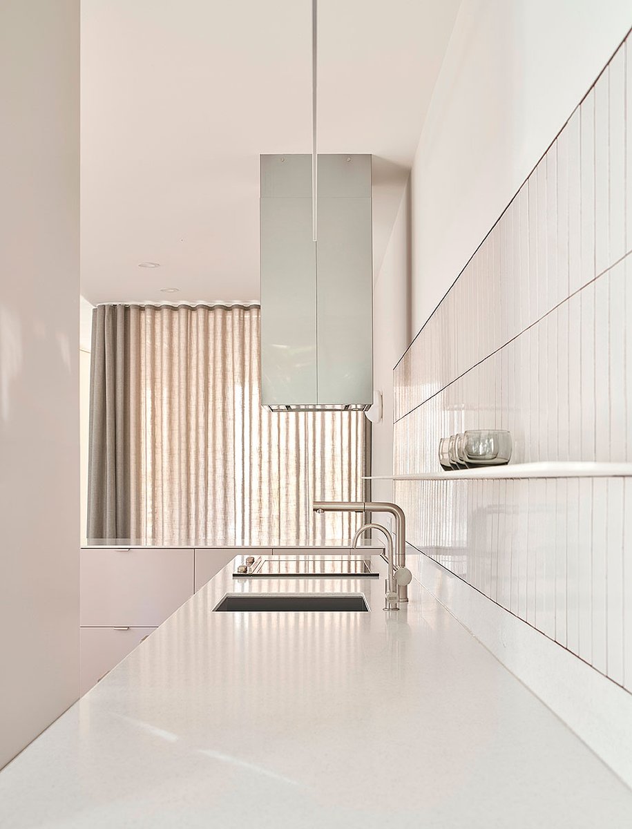 Interior_es's tweet image. Archivo: AMA / Anya Moryoussef #Architect renovó este #cottage centenario en #Toronto, convirtiéndolo en un luminoso y moderno #hogar de 67 m².
-&amp;gt; Fotografías: Doublespace #Photography
-&amp;gt; interioresminimalistas.com/2026/03/14/arc…
-&amp;gt; #proyectosdereforma #interiores #proyectosdeinteriorismo #Canada