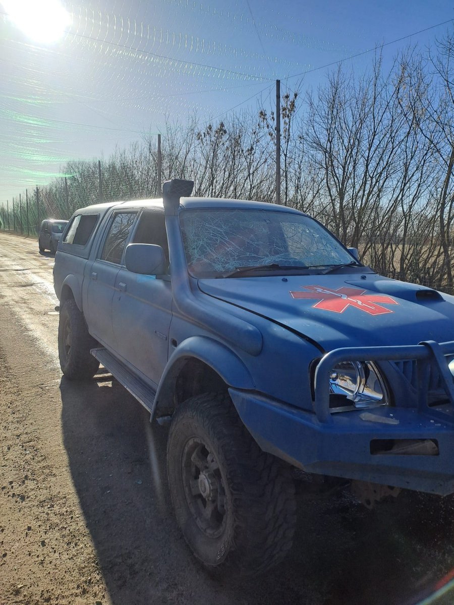 Ce matin, un véhicule de notre partenaire <a href="/Inf_Dignitas/">Infinita Dignitas</a> a été victime d'un drone FPV au cours d'une clinique mobile. Le chauffeur n'a miraculeusement pas été blessé. Nous avons besoin de 9000 € pour racheter un nouveau 4*4 de qualité.  helloasso.com/associations/c… <a href="/VolodimirZelen1/">Le Zelenskyste 🇫🇷🇺🇦</a>