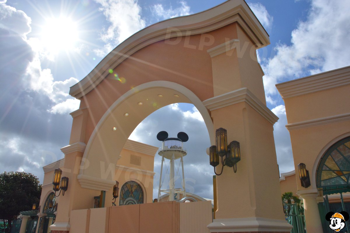 DLPWorks's tweet image. [Live] 🚨⚠️ New logo installed on the Earffel Tower + PRESS EVENT!!

➡️ The #DisneyAdventureWorld logo has finally been painted on the emblematic tower, but still behind protective papers, waiting to be discovered! It will mark a symbolic milestone in the ongoing transformation