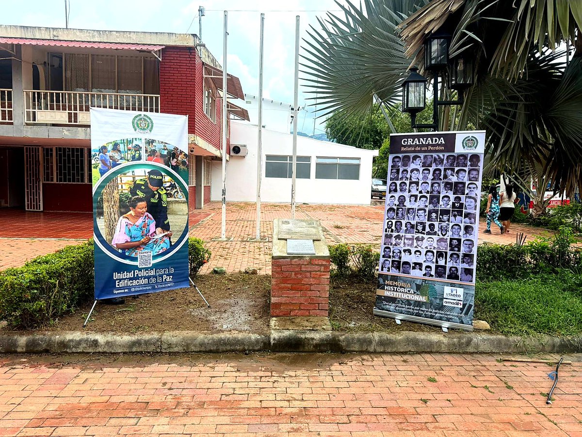 PoliciaCmarca's tweet photo. El grupo de @PoliciaUNIPEP en articulación con el mando ejecutivo del Comando y personal de la Estación de Policía #Jerusalén, adelantó la restauración de la placa conmemorativa del monumento a la memoria histórica del municipio. #Seguridad #S2D https://t.co/OSqtBXS6lM