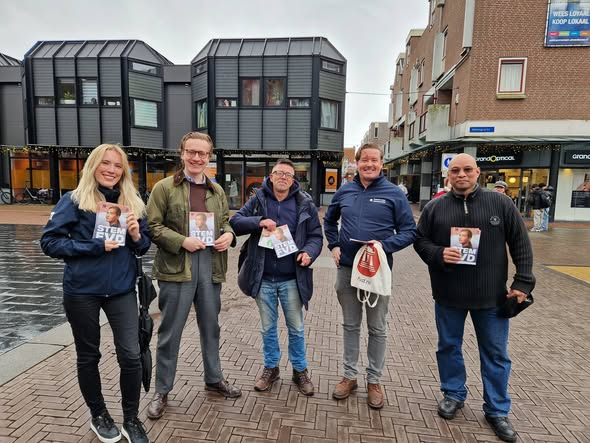 dendolly1's tweet image. De regen houdt ons niet tegen! Ondanks de buien zijn onze kandidaten weer op pad gegaan om in gesprek te gaan over de visie van FVD. We gaan voor een prachtig resultaat op 18 maart! #fvd #almere