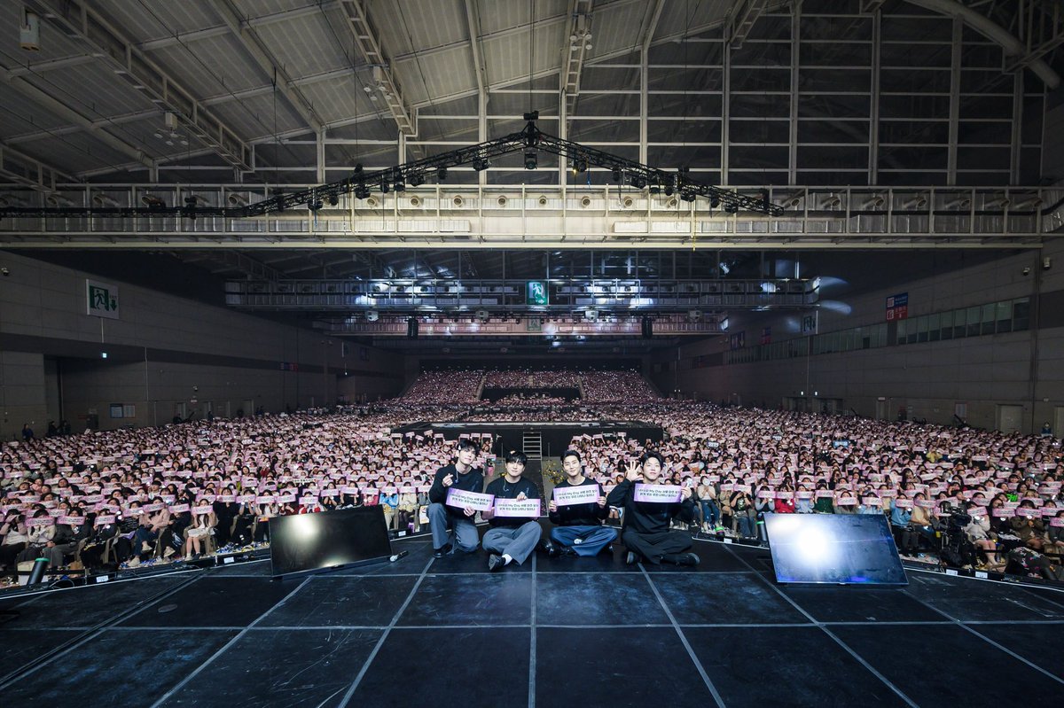 day6official's tweet photo. [ #DAY6_BEHIND ]

DAY6 10th Anniversary <The DECADE> in #GWANGJU - DAY1 💫

DAY6와 My Day 서로 마주 보자
밝게 웃는 우린 너무나 빛이나 =͟͟͞͞ ⭐️‧⁺

#DAY6 #데이식스
#The_DECADE
#DAY6_10th_Anniversary https://t.co/6y6Rn2leq1