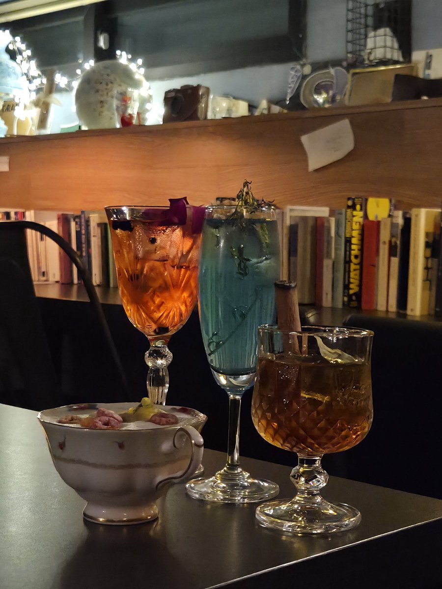 🎈망원 다다랩
문장으로 커스텀하는곳으로 유명함! 칵테일 외에도 커피나 차, 무알콜 옵션도 가능해서 술 못먹는분들에게도 추천드립니다 단체샷짱