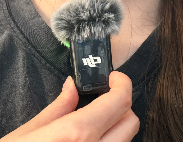 xincctnnq's tweet photo. 搞定了，其实这就是个腱鞘炎拯救器。

我因为长期打字+鼠标操作。腱鞘炎已经很严重了，每天早上睡觉手指都会僵硬10分钟动不了。但是没办法，工作离不开电脑手机。加上最近又非常需要跟 AI 沟通。

所以买个了大疆的mic2 接收器和麦的套装。再下载一个 typeless，网址我一会放评论区。

接收器插上mac mini。
麦夹在衣服上，指定键盘某一个按键直接可以跟 AI 说话沟通。我这套899，有点贵了。拼多多有便宜解决方案。

不爱打字的人可以试试。