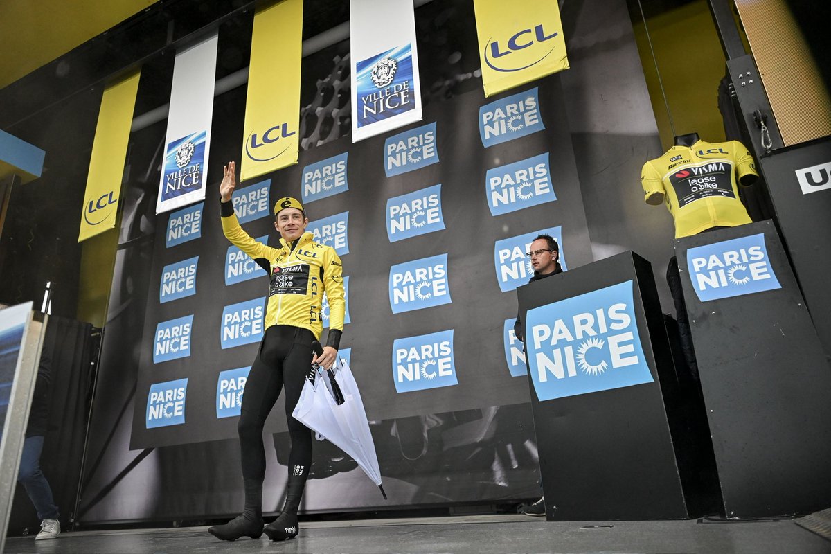 MaillotjauneLCL's tweet photo. Équipé ☔️💛 https://t.co/c91bMdHFzI