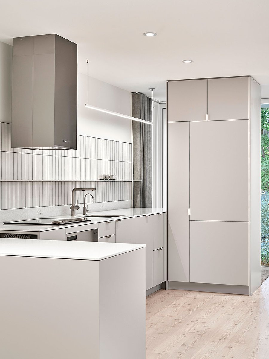 Interior_es's tweet image. File: AMA / Anya Moryoussef #Architect renovated this century-old #cottage in #Toronto, transforming it into a bright and modern 67 m² #home.
-&amp;gt; Photographs: Doublespace #Photography
-&amp;gt; interioresminimalistas.com/2026/03/14/arc…
-&amp;gt; #renovationprojects #interiors #interiordesignprojects #Canada