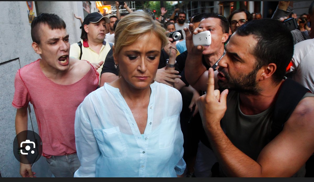 <a href="/SarahPerezSanta/">Sarah Santaolalla. ♀</a> Fascistas de ultraizquierda podemita y socialistas acosando violentamente a una mujer valiente y liberal . A estos fascistas no les dices nada ?