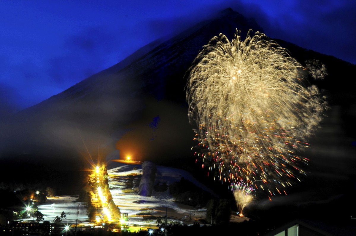 ASITANISUSUMU's tweet image. 2026.3.14
いなスキ雪花火ファイナル
＃猪苗代スキー場　様
＃赤城煙火店　　　様
楽しい冬をありがとうございました
＃シェア天