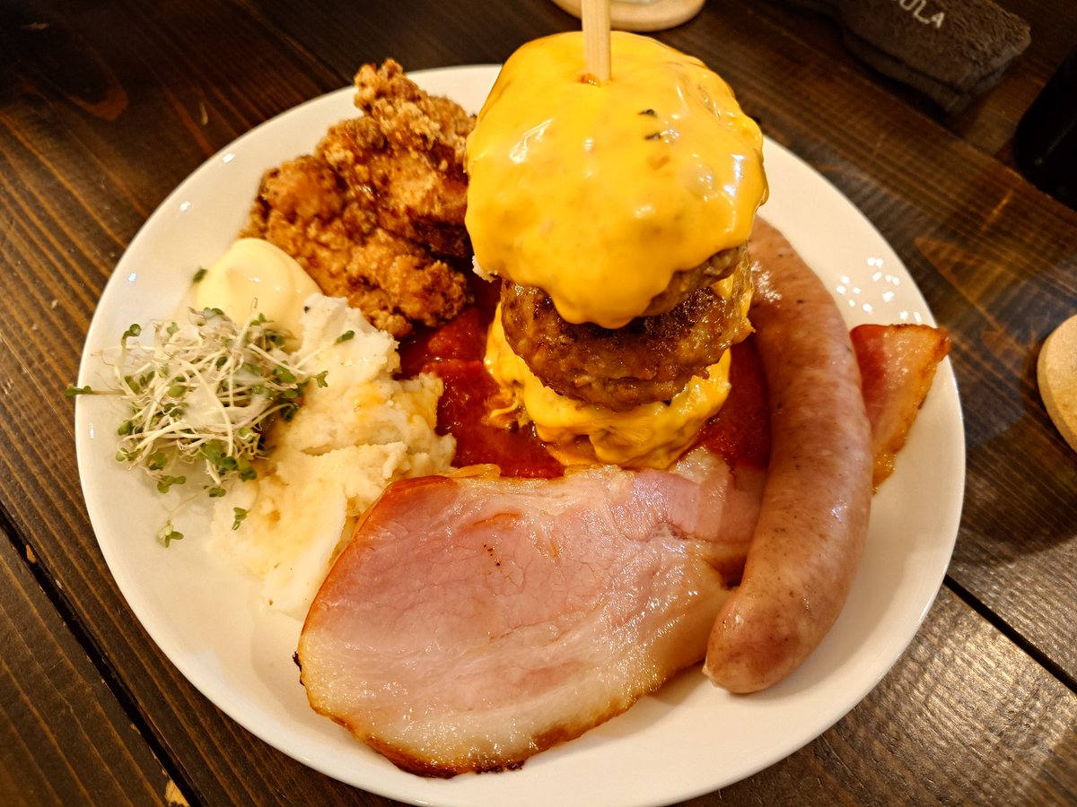 bombay_kahowaka's tweet photo. 今日の夜は #酒場食堂USURAKASULA
しばらくの間、火災に遭われた #kitchenEAT さんとコラボ営業

夜の部限定 #カロリー無視の肉祭り

その名のとおりお肉いっぱいでカロリーの権化とも言える一品(・∀・)
ハンバーグも唐揚げも美味しい( ´∀｀)
そしてベーコンの分厚さ(*ﾟ∀ﾟ)笑

はらくっち(・∀・) https://t.co/Eb0GbItjUC
