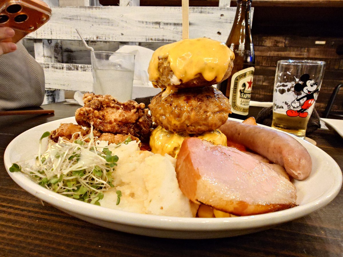 bombay_kahowaka's tweet photo. 今日の夜は #酒場食堂USURAKASULA
しばらくの間、火災に遭われた #kitchenEAT さんとコラボ営業

夜の部限定 #カロリー無視の肉祭り

その名のとおりお肉いっぱいでカロリーの権化とも言える一品(・∀・)
ハンバーグも唐揚げも美味しい( ´∀｀)
そしてベーコンの分厚さ(*ﾟ∀ﾟ)笑

はらくっち(・∀・) https://t.co/Eb0GbItjUC