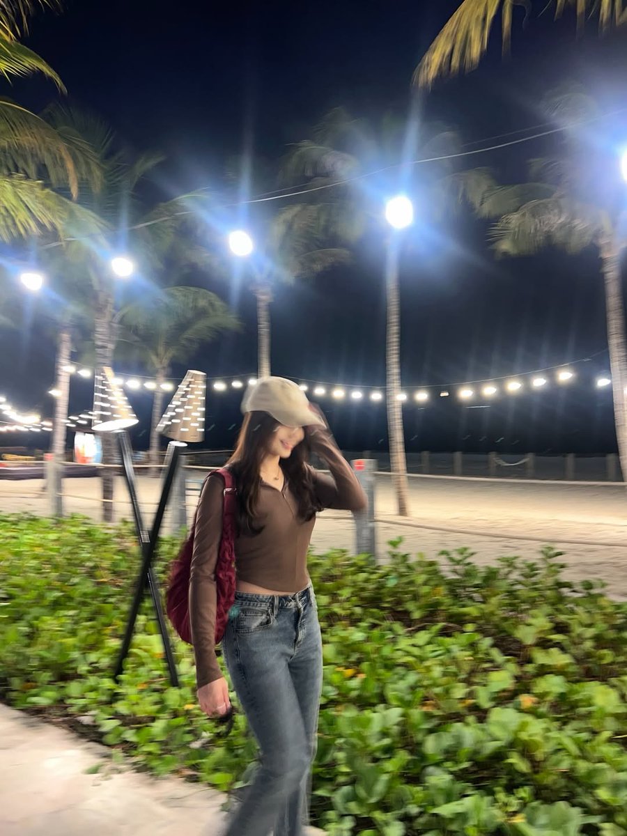 GraciasFans_INA's tweet photo. [Instagram @_shaniagracia31] 

🌙✨🌴🌊🎧🤎

🔗https://t.co/JBJvqWJ4Qh https://t.co/vTNgctGP2W