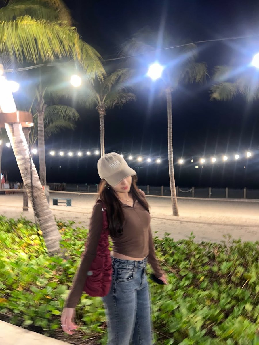 GraciasFans_INA's tweet photo. [Instagram @_shaniagracia31] 

🌙✨🌴🌊🎧🤎

🔗https://t.co/JBJvqWJ4Qh https://t.co/vTNgctGP2W