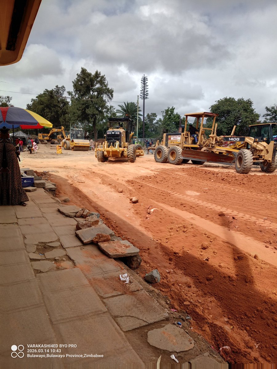 Varakashi4edByo's tweet photo. #InPictures:
Capturing the progress of the Lobengula St from 1st to 6th Avenue the Road Rehabilitation Project in Bulawayo the City of Kings and Queens @zanupfbyoinfo
@DavidColtart
Leaving No One And No Place Behind
#EDWORKS
#BrickByBrick
#StoneUponStone
#EDTHEGAMECHANGER https://t.co/ovfO0nvDIa