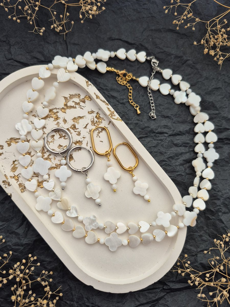 Ukrainian_Art_'s tweet image. A little magic and luck in your feed.🍀✨️
These delicate sets of mother-of-pearl with clover and hearts are available in gold and silver. A perfect addition to spring looks.🌸 The cost of one set of earrings and a necklace is $58, you can order in DM📩, shipping worldwide.
I
