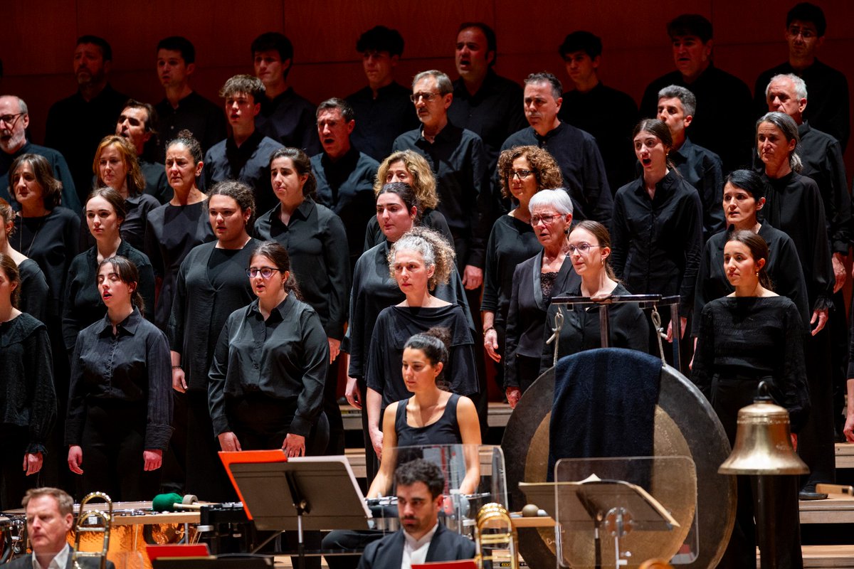 euskadiorkestra's tweet photo. “Abestu Euskadiko Orkestrarekin" ekimenaren 2. edizioa atzo  @baluarte-n estreinatu zen. Zirrara, urduritasuna, magia eta zoriontasuna. Gaur @Euskalduna_eus-en. 19.30tan.  Vivaldi: “Gloria” / Sorozabal: “Euskalerria” / Bizet: “Carmen” 
@CoroEaso #MikelCañada @riccardofrizza https://t.co/A9iiyZBv5q