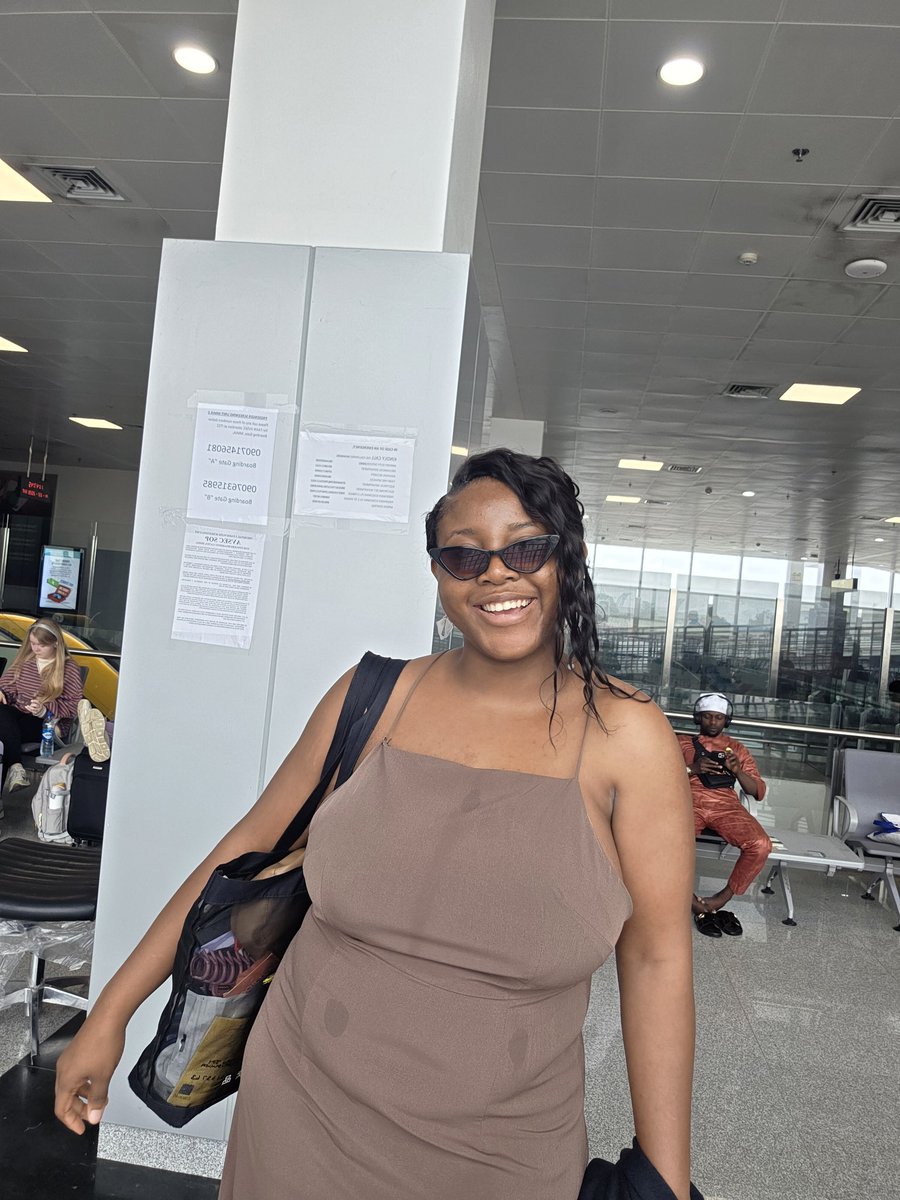 Iyanu sells fresh flowers tweet media
