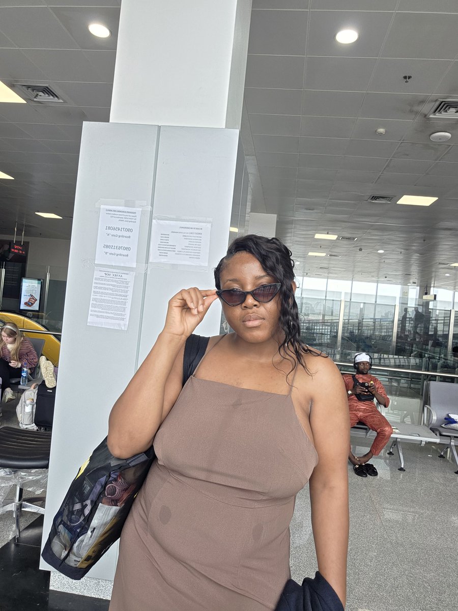 Iyanu sells fresh flowers tweet media