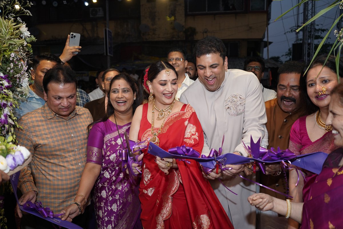 PNGJewellers's tweet photo. A new store. A stronger legacy in the making.
We proudly celebrate the launch of our 70th PNG Jewellers store in Uran, furthering our legacy of trust and craftsmanship.
#PNGJewellers #StoreLaunch #Uran #GrowingStronger https://t.co/U9MrqcjJCv