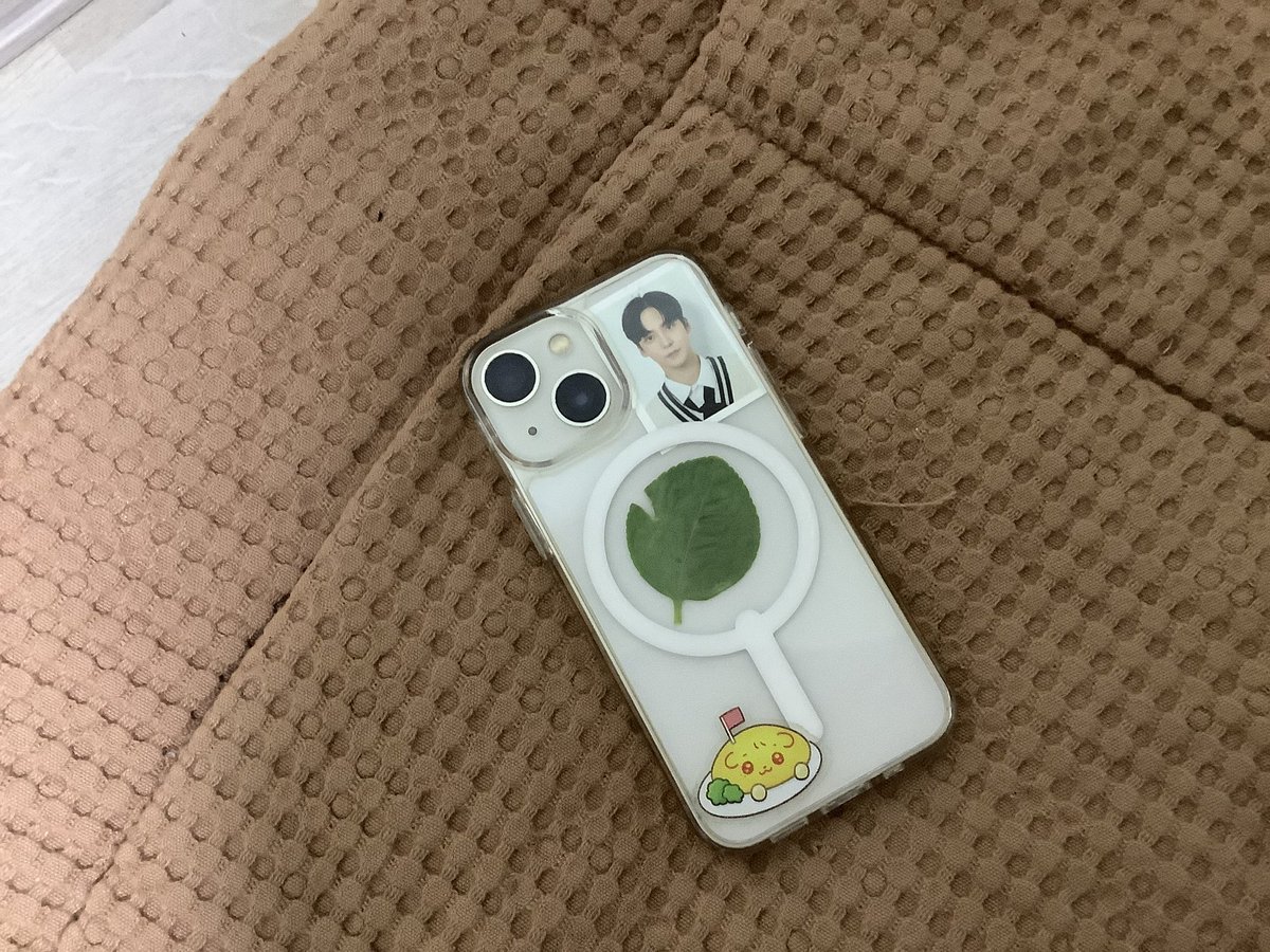 목요일 등원차량 지도 나갔는데 
6살 애기가 선생님! 하면서 내 손에 쥐어준 나뭇잎 하나