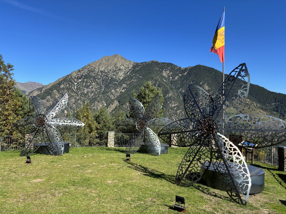 Bon dia de la Constitució! M agradaria que per tots fos un dia de  festa en què puguessim descansar o estar  amb la familia. Avui, però, és un dissabte més, el comerç obert. Nos vam anar a comprar ahir i preguntant als venedors, tots estaven obligats a treballar avui. Fem pais?