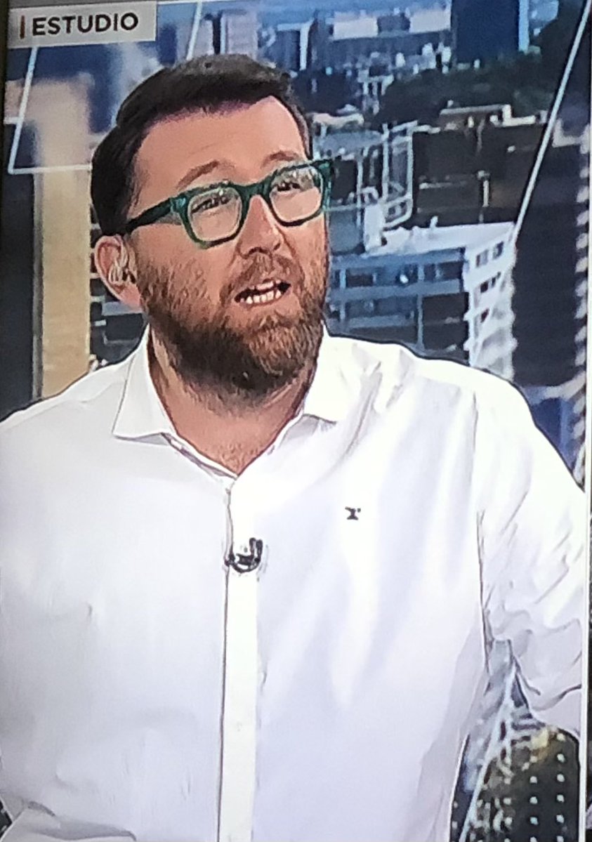 Ahora este tipo es comentarista, se viste de paladín de la justicia y cuestiona control policial nocturno, por no tener encendidas las balizas y pide que la Fiscalía investigue #NoFallaElActivista de <a href="/meganoticiascl/">Meganoticias</a>