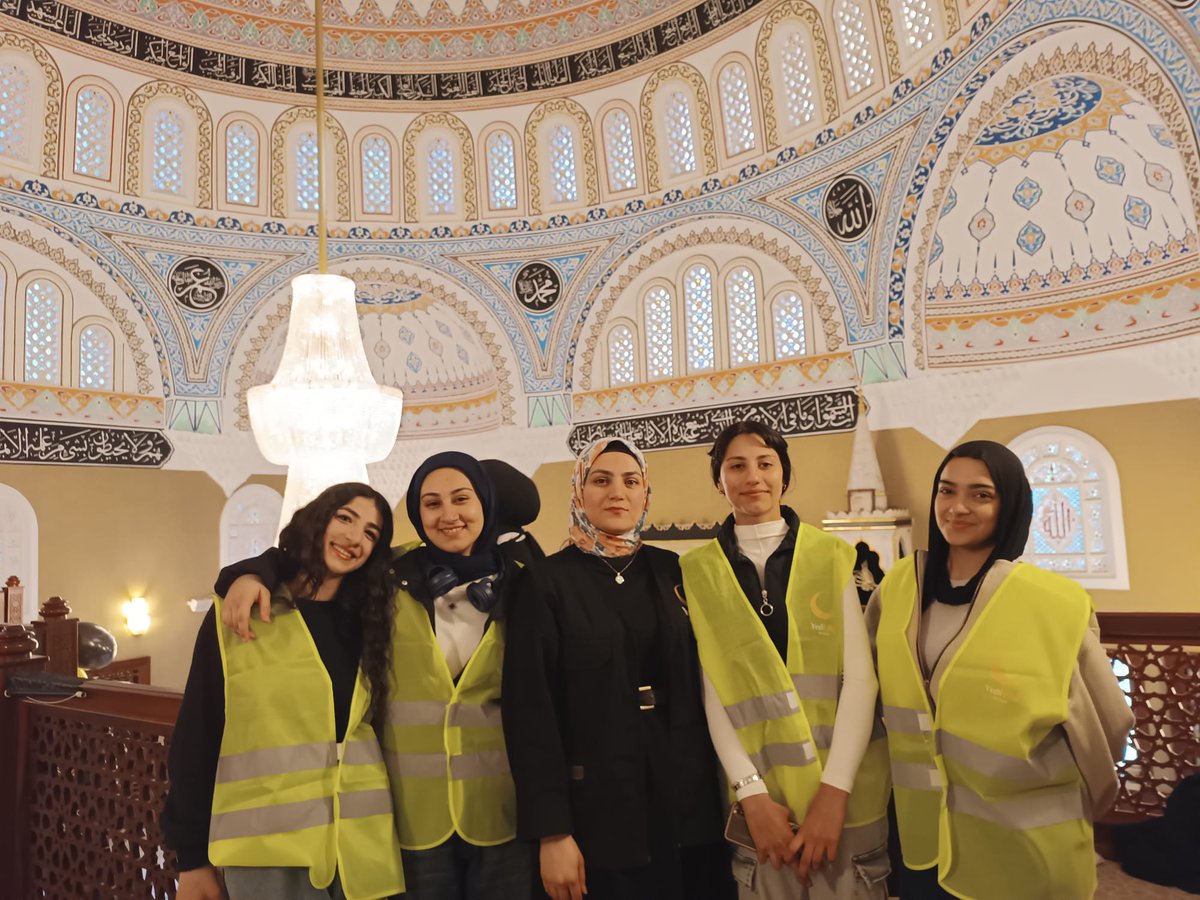 Şeyma Aydın, kız İmam Hatip Lisesi teşkilatımızdaki öğrencilerimizle birlikte külliyede düzenlenen iftar programına katıldı. Birlikte Ramazan ayının manevi önemine dair gerçekleştirilen seminere de katılarak anlamlı ve bereketli bir akşam geçirdiler. 🌙
#yedihilal