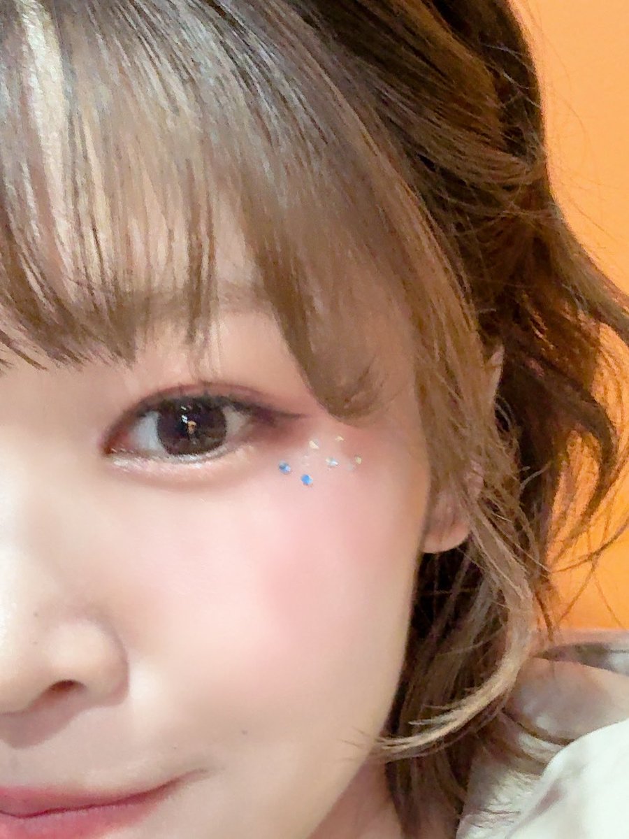 uchida_shu0524's tweet photo. 韓国ファンミ第2部、ありがとうございましたー！！！🥳

みなさんからのおたよりを読んだり、Shutubeに関して色々深掘りしたり、お絵かきをしたり....
とても楽しい時間でした❣️

皆さんとお会いできて嬉しかったです！！
또 만나요!! 

(2部では目元キラキラしてもらいました✨ふふふ) https://t.co/MfEu1kW34S