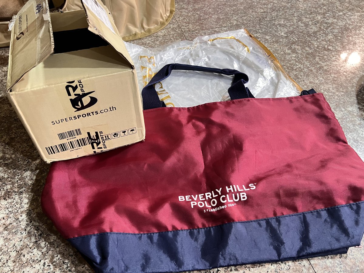 เอาล้ะ ว่าแล้วว่ามันแปลกๆ สุดท้ายก็แปลกจริง

เริ่มคือมีลูกค้าสั่งกระเป๋า LEE ที่เราขายใน shopee มา พอส่งของไป พัสดุจัดส่งสำเร็จ 12/3 เวลา 16.03  ต่อมาในวันเดียวกัน 18.32 ส่งเรื่องขอเงินคืนและไม่คืนของ ด้วยเหตุผลที่ว่า “สินค้าไม่ตรงปกโลโก้เหมือนของปลอม”