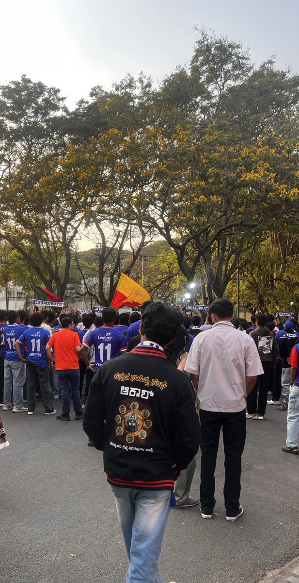 shettysandarsh's tweet photo. #BFC ಮ್ಯಾಚ ಲ್ಲಿ ಒಬ್ಬ ಸಾಹಿತ್ಯ ಪ್ರೇಮಿ 💛❤️! #BFCvMB @bengalurufc @WestBlockBlues https://t.co/zYJq7DGiOZ