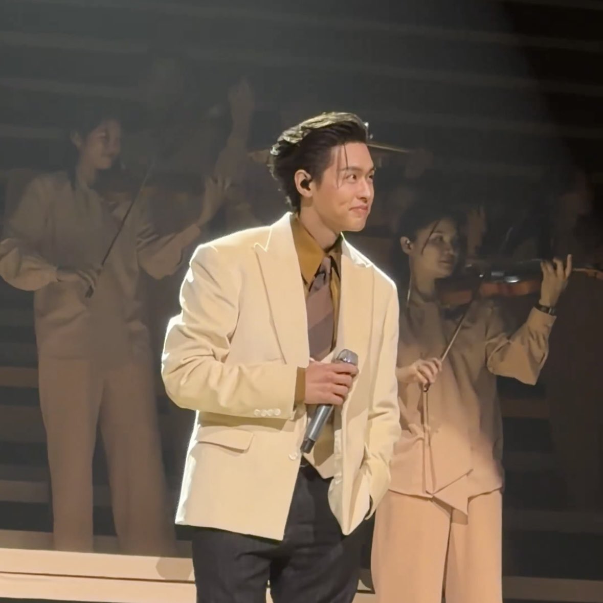 ‘ก็ไปตัดผมเหมือนในรูปนะคะ เพราะว่าชอบทรงนี้มาก my favorite เลยนะคะทรงนี้’ เปนไงล่ะมุง พ่อกุจัดให้ แฟนท่านรักตายเลยงี้