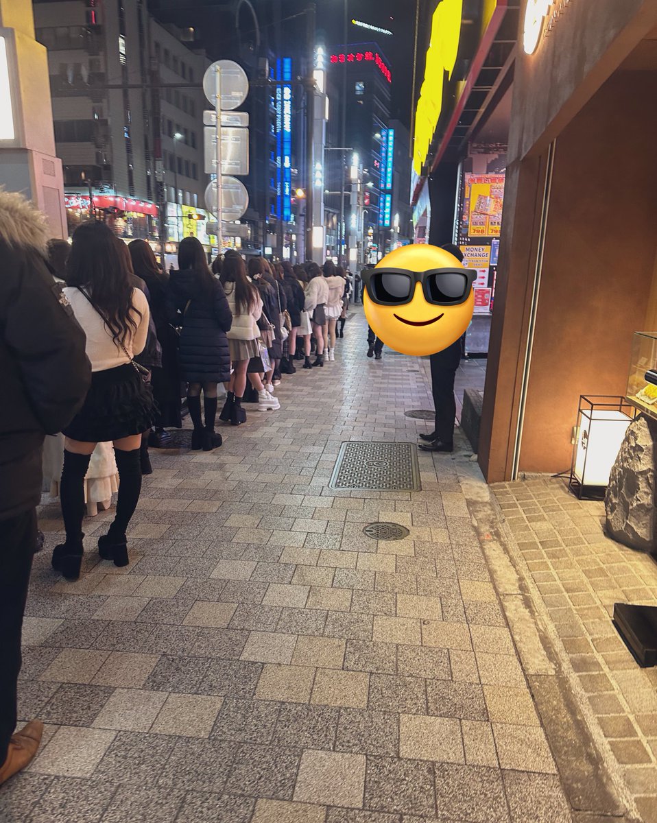 bakausapipi2's tweet photo. 【キャバ嬢のチェキ会（バースデーイベント）に長蛇の列ができる新時代が到来したと��題】

▶︎12月に月間売り上げ10億を突破した六本木キャバクラ ジャングル東京
▶︎そこに君臨するトップキャバ嬢まみのバースデーイベントの中の〝女性限定チェキ会タイム〟
▶︎SNSでは「だれに需要あんねん」「アイドルじゃねーんだよ」「頭おかしいんか」などと罵詈雑言が飛び交っていた
▶︎蓋を開けると当日には長蛇の列ができている始末に

➡︎地上波ではキャバ嬢のテレビ番組が始まるなど、ホストクラブはどんどん滅ぼされている一方でいよいよキャバクラ（※六本木の一部の店限定）が水商売の枠を大きく越えようとしているご様子