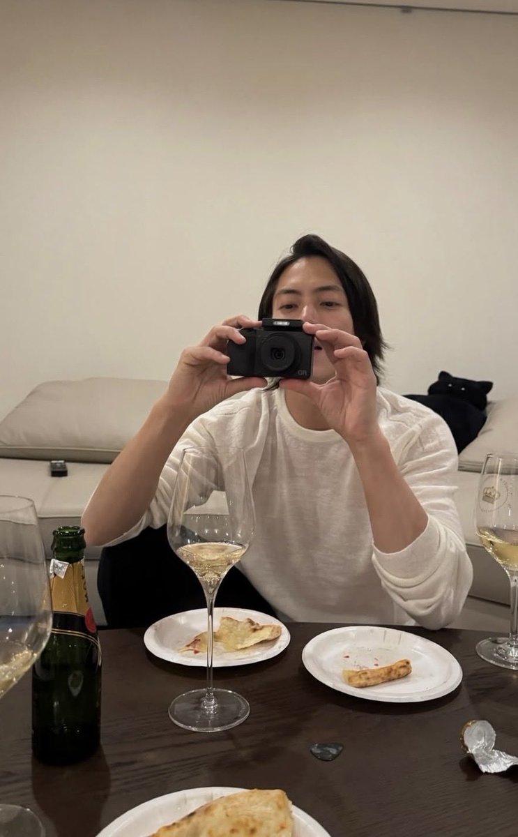 lapisviolacarb's tweet image. かっこいい✨&amp;amp;かわいい🥰
後ろにいるかわいい黒猫さんも気になります😆
#山下智久
#山下智久instagram
#moetchandon
 instagram.com/p/DV3QE47k1-e/…