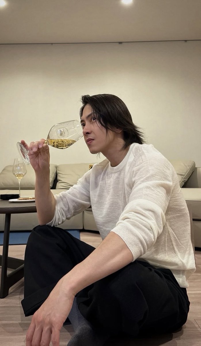 lapisviolacarb's tweet image. かっこいい✨&amp;amp;かわいい🥰
後ろにいるかわいい黒猫さんも気になります😆
#山下智久
#山下智久instagram
#moetchandon
 instagram.com/p/DV3QE47k1-e/…