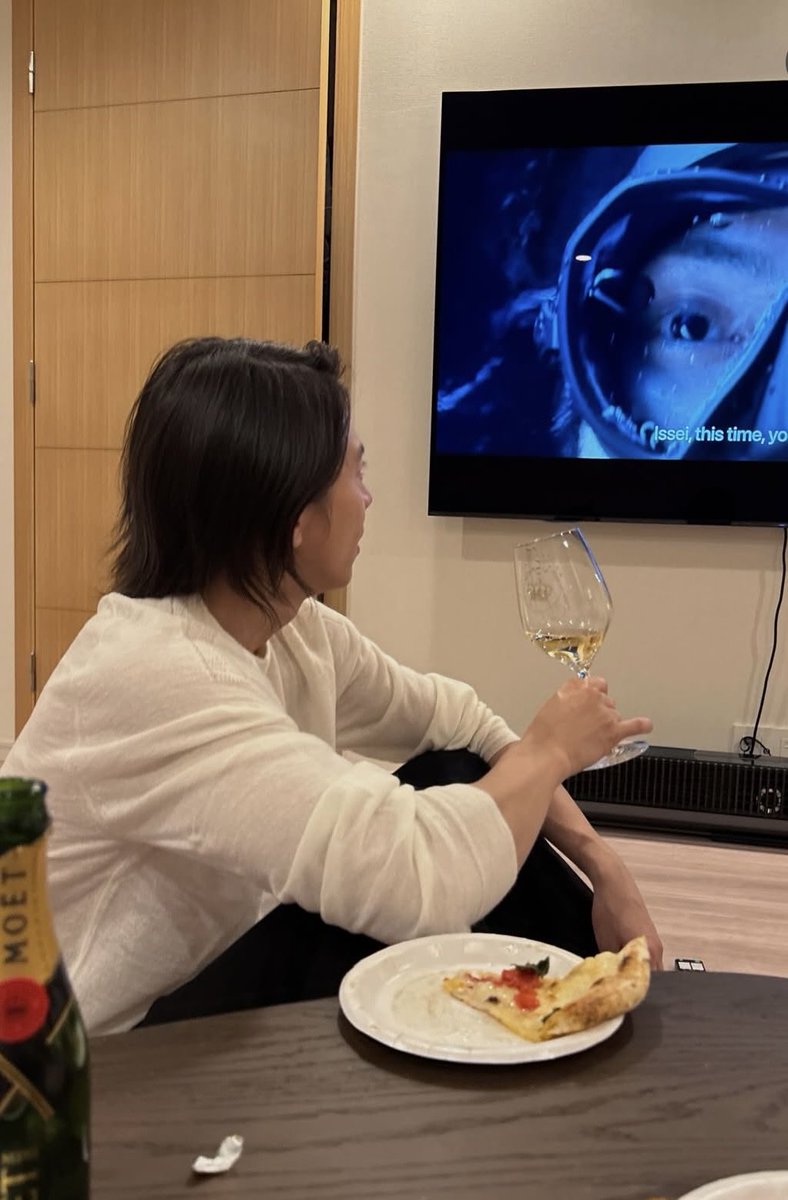 lapisviolacarb's tweet image. かっこいい✨&amp;amp;かわいい🥰
後ろにいるかわいい黒猫さんも気になります😆
#山下智久
#山下智久instagram
#moetchandon
 instagram.com/p/DV3QE47k1-e/…